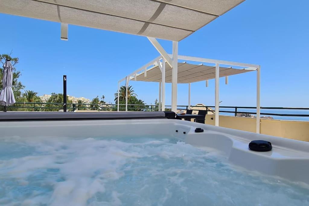 Luxury Penthouse With Sea&Mountain Views & Hot Tub - Tranquility & Rest Apartman Benalmádena Kültér fotó